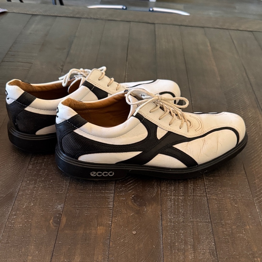 Ecco Men's White and Black Athletic Golf Shoes